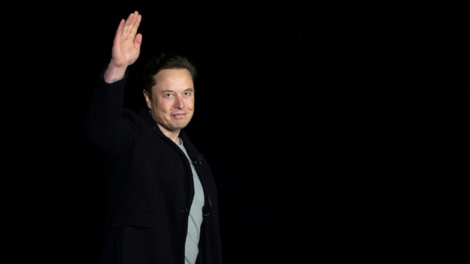 Apr&egrave;s avoir tergivers&eacute;, Musk annonce qu'il l&acirc;chera les r&ecirc;nes de Twitter