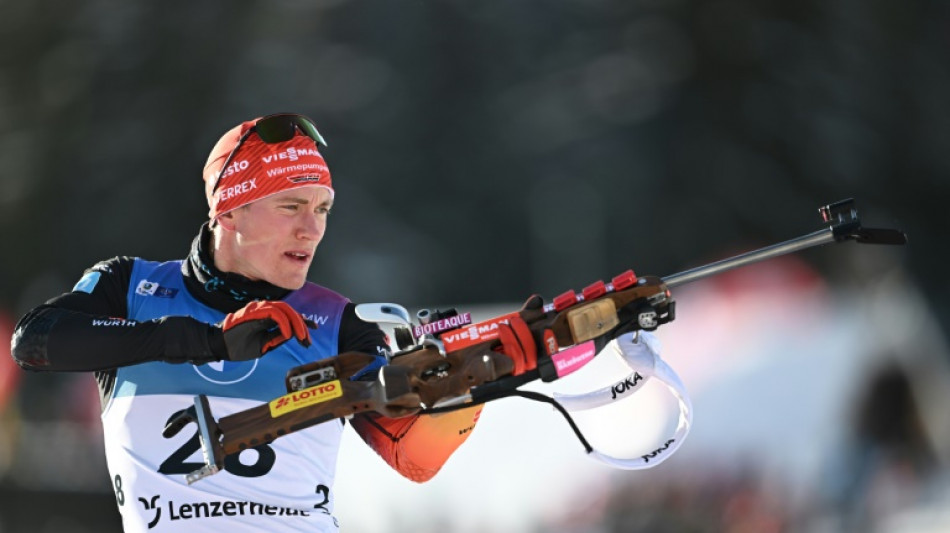 Biathlon: l'Allemand Benedikt Doll remporte le sprint de Lenzerheide, Fillon Maillet 8e &agrave; une minute