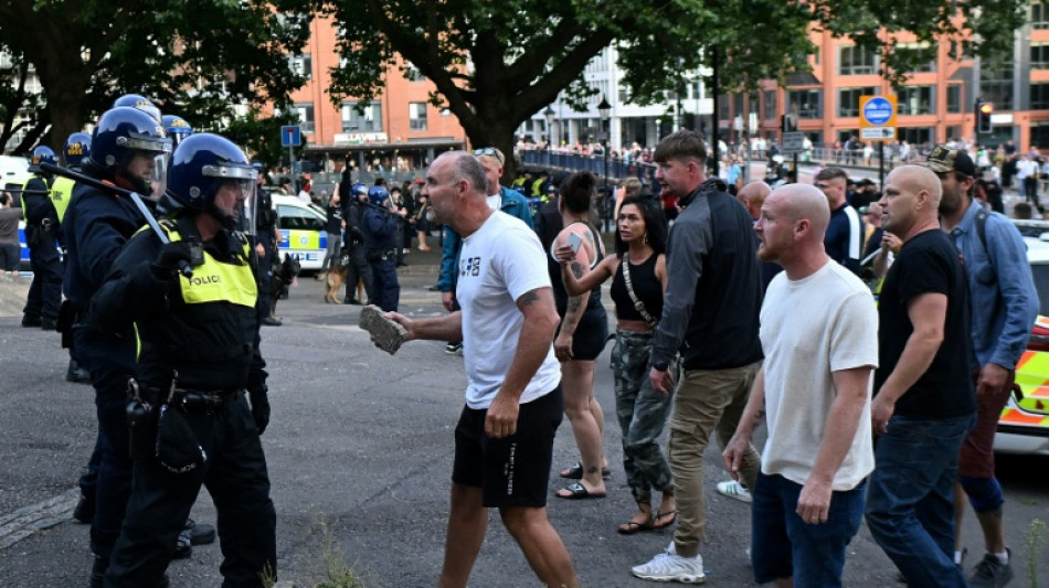 Beh&ouml;rde: Britische Polizei hat Gewalt bei rassistischen Unruhen im Sommer untersch&auml;tzt