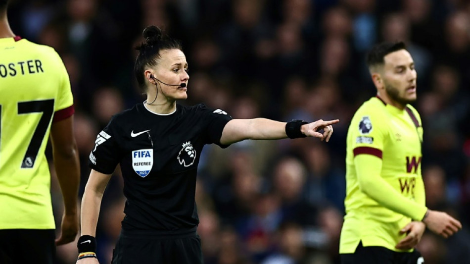 Rebecca Welch se torna 1&ordf; mulher a apitar jogo da Premier League