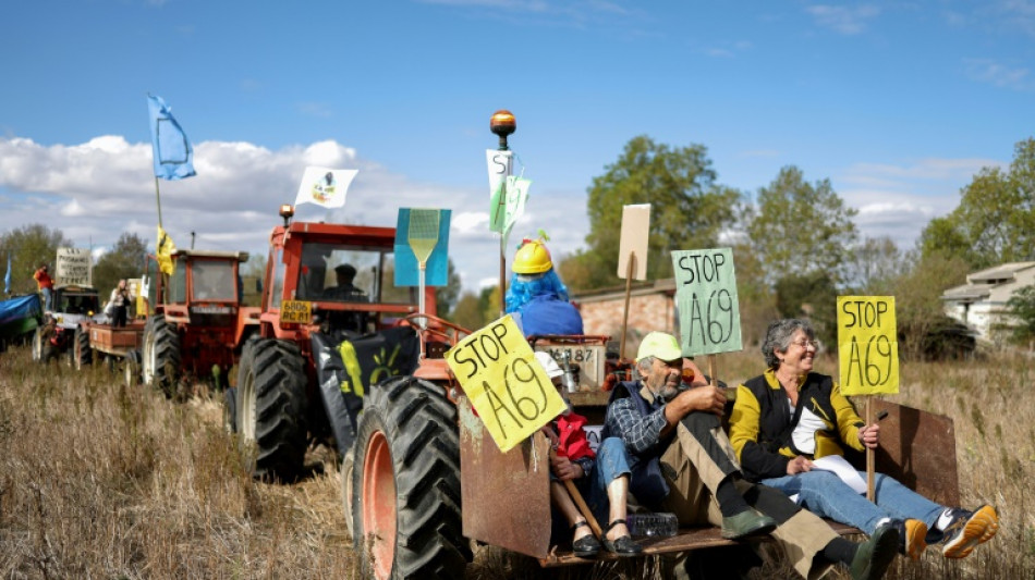 A69: un cort&egrave;ge pour dire "Non au macadam!", deux entreprises prises pour cibles