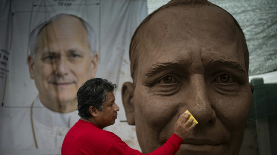 Una enorme estatua del papa Le&oacute;n XIV toma forma en un modesto taller de Per&uacute;