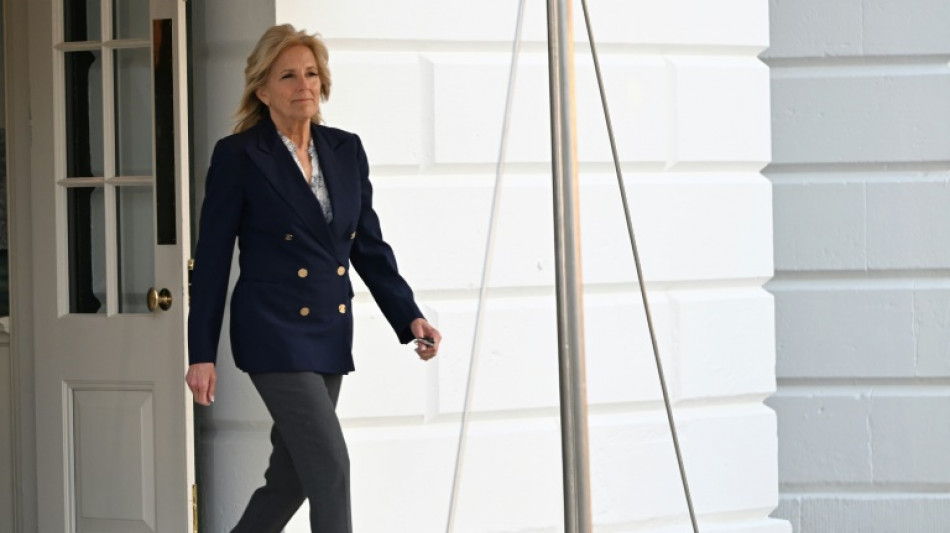 L'op&eacute;ration de Jill Biden pour une "petite l&eacute;sion" au visage "se d&eacute;roule bien" (Maison Blanche)