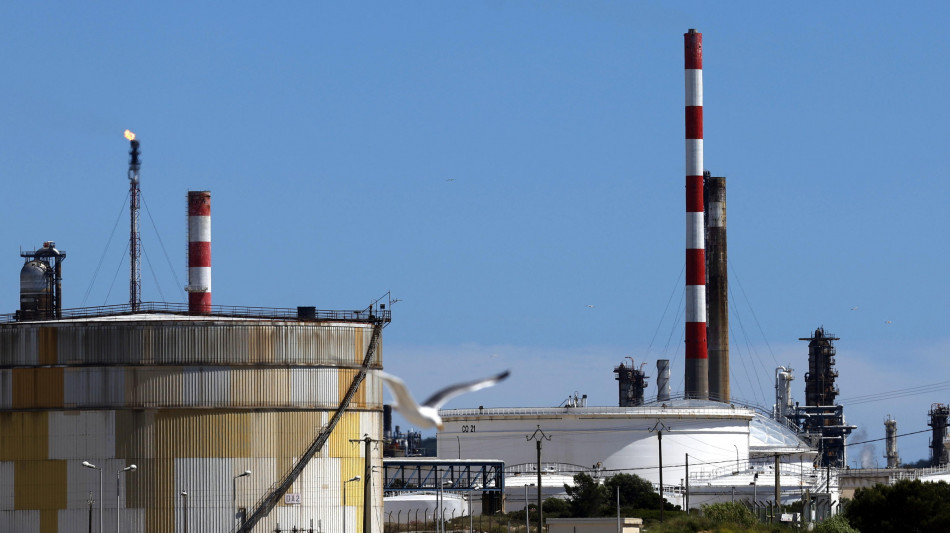 Il petrolio cede pi&ugrave; del 3% dopo parole Bessent su possibile accordo Usa-Iran