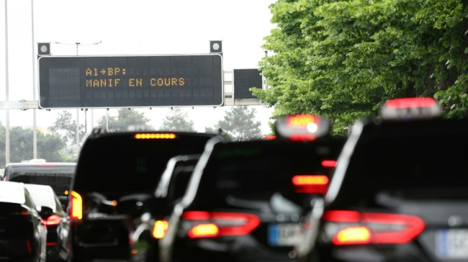Les taxis toujours mobilisés, Bayrou confirme que la réforme s'appliquera