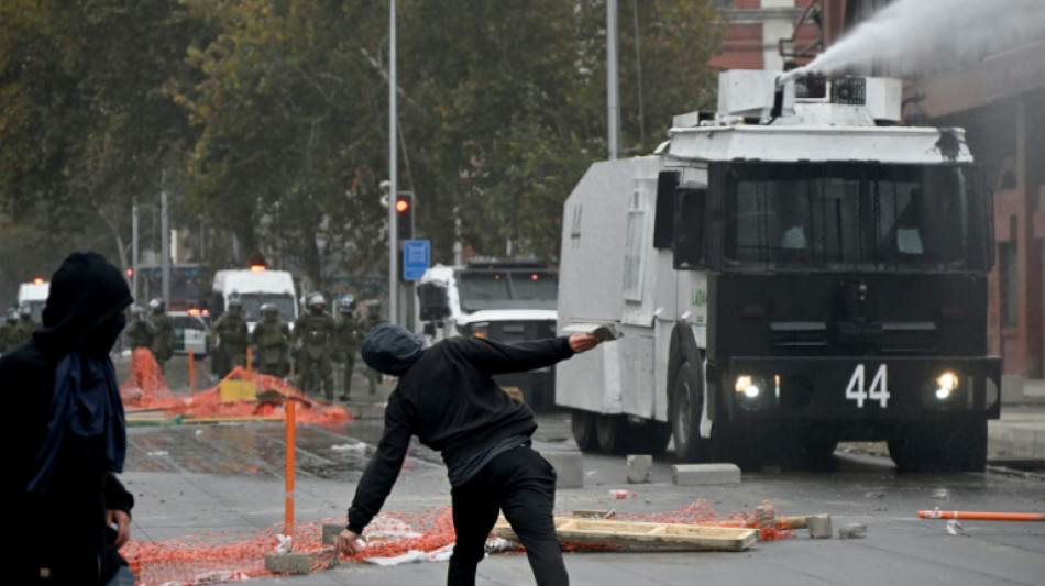 Enfrentamientos y detenidos en la marcha por el D&iacute;a del Trabajo en Chile