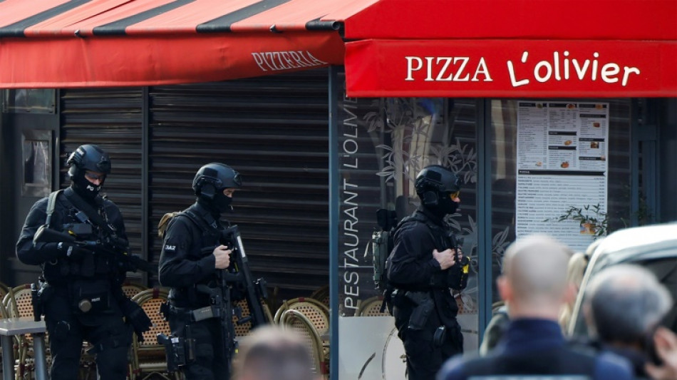 Issy-les-Moulineaux: l'homme retranch&eacute; dans une pizzeria arr&ecirc;t&eacute;, ses otages lib&eacute;r&eacute;s
