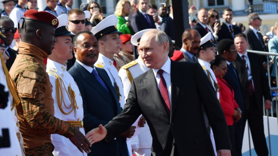 Poutine et plusieurs dirigeants africains assistent &agrave; une parade navale &agrave; Saint-P&eacute;tersbourg