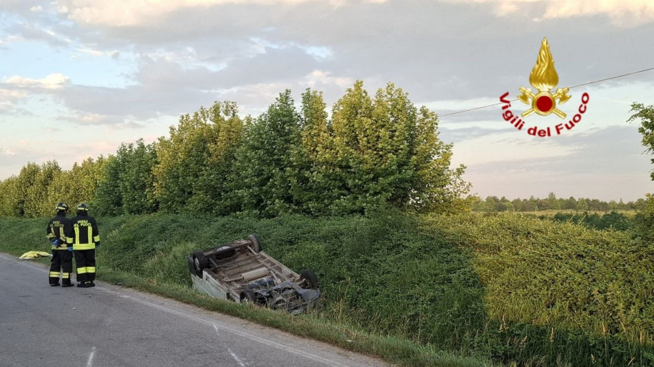 Al lavoro in due su una bici, giovani morti investiti