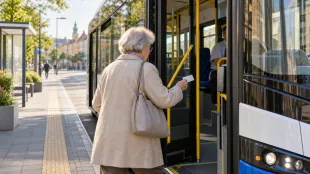 Bezpłatna komunikacja miejska dla senior&oacute;w. Wiek i dokument decydują o uldze