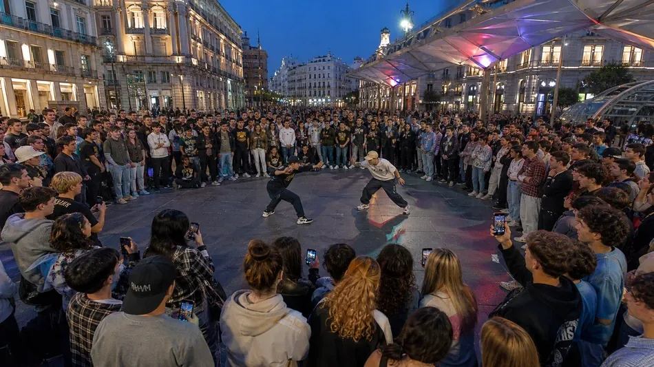 Una batalla de &ldquo;farmear aura&rdquo; re&uacute;ne a cientos de j&oacute;venes en Nuevos Ministerios