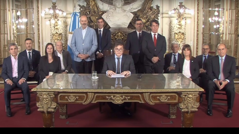 Milei ordena una vasta desregulaci&oacute;n de la econom&iacute;a en Argentina