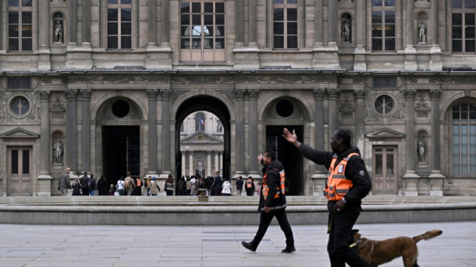 La policía busca a los autores del robo en el museo del Louvre