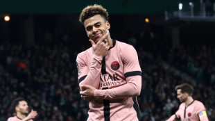 PSG goleia Saint-Étienne e fica muito perto do título francês