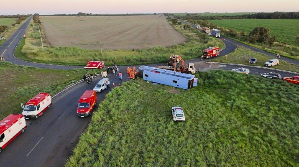 Onze mortos, entre eles duas crianças, em acidente de ônibus em Minas