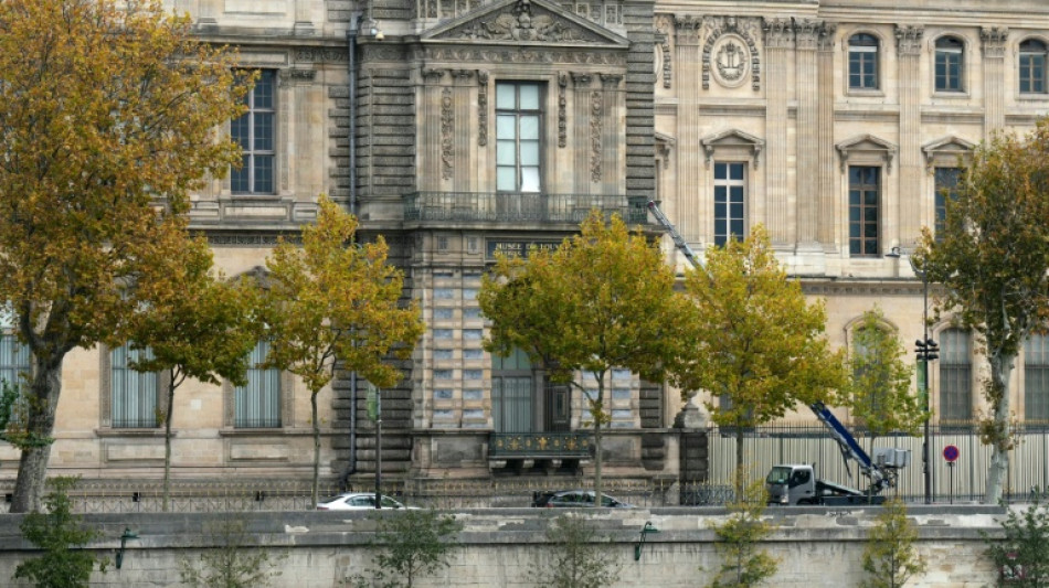Ladr&otilde;es roubam joias de 'valor inestim&aacute;vel' no Museu do Louvre