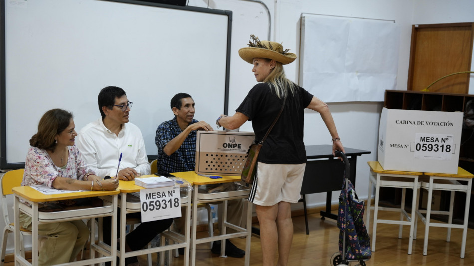 Exit poll, in Per&ugrave; testa a testa tra Fujimori e Sanchez