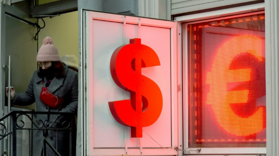 L'euro atteint la parit&eacute; avec le dollar, une premi&egrave;re depuis 2002