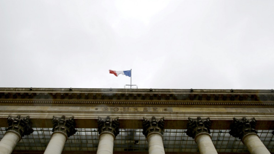 La Bourse de Paris termine en baisse, frein&eacute;e par une hausse des taux