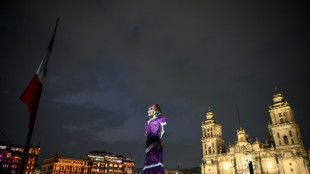 Una catrina de 11 pisos de alto preside el D&iacute;a de Muertos en la principal plaza de M&eacute;xico