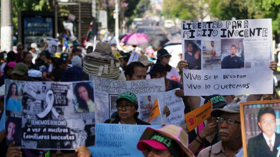 Salvadore&ntilde;os claman libertad de presos "injustamente" en la guerra antipandillas