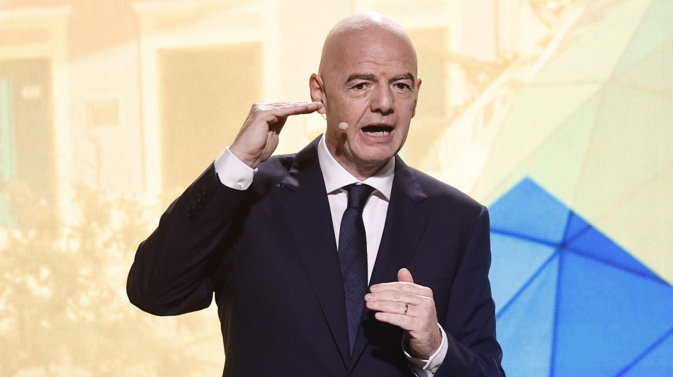 Infantino, i giocatori che si coprono la bocca andrebbero squalificati