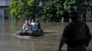 Barrage d&eacute;truit en Ukraine: des milliers de civils &eacute;vacu&eacute;s, risque de catastrophe &eacute;cologique