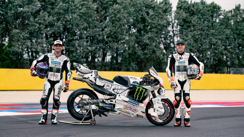 MotoGp: Misano; l'Aprilia corre in bianco, omaggio a Vespa e a Gilles Villeneuve