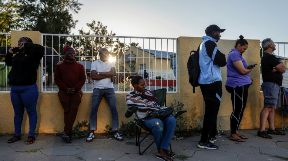 Namibie: des bureaux de vote rouvrent malgr&eacute; les protestations de l'opposition