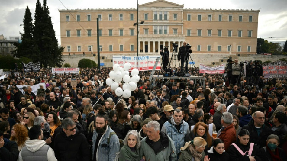 Griechisches Parlament entscheidet &uuml;ber neue Untersuchung zu schwerem Zugungl&uuml;ck