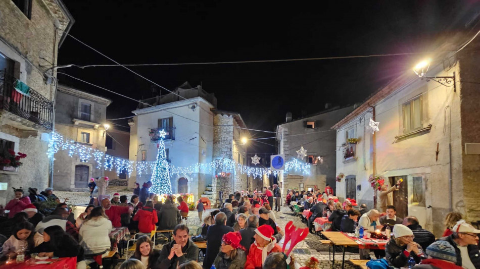 Freddo invernale, borgo abruzzese festeggia il 'Natale' d'estate