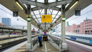 Gr&egrave;ve dans les trains: la SNCF s'excuse et rembourse, le gouvernement tance les gr&eacute;vistes