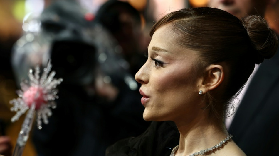 Acusan de desorden p&uacute;blico al hombre que salt&oacute; sobre Ariana Grande en un estreno en Singapur