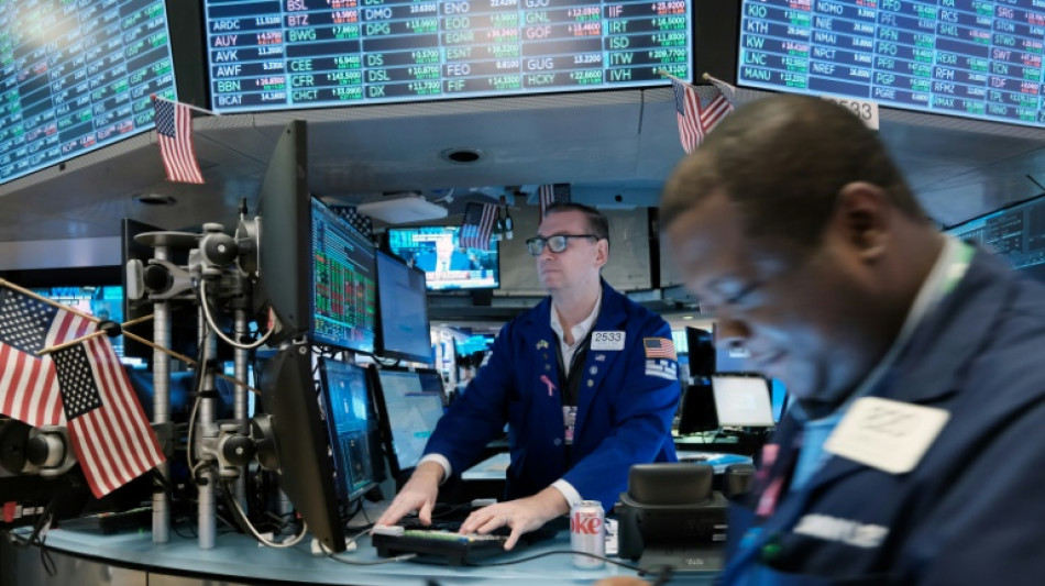 Wall Street ouvre en baisse, consolide apr&egrave;s un automne ensoleill&eacute;