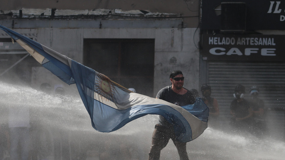 Argentina: scontri davanti al Parlamento, 37 arresti