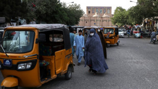 Grupo de homens protesta no Afeganist&atilde;o contra restri&ccedil;&otilde;es &agrave;s mulheres