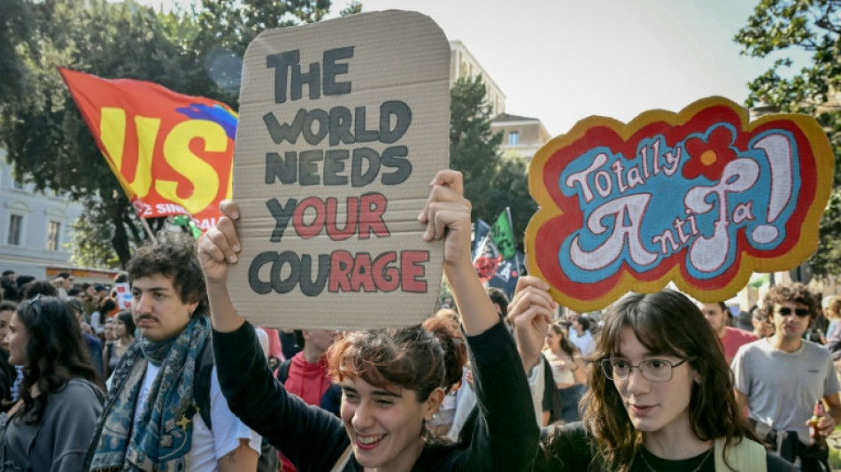 Milhares de estudantes e trabalhadores protestam na It&aacute;lia sob um forte esquema de seguran&ccedil;a