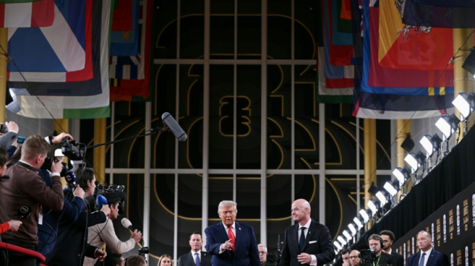 M&eacute;daille, troph&eacute;e, YMCA: Trump g&acirc;t&eacute; pendant le tirage au sort du Mondial-2026