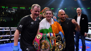 Boxe/poids l&eacute;gers: Taylor conserve son titre en battant Serrano aux points dans un combat historique