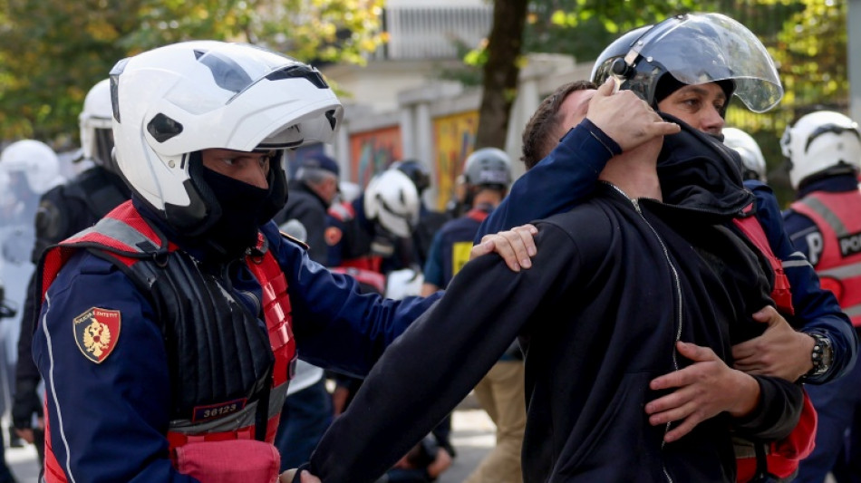 Nouveaux heurts entre policiers et manifestants en Albanie: Rama condamne le "chaos"