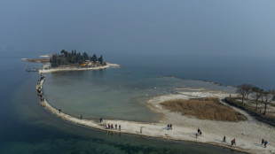 Un &icirc;lot du lac de Garde, symbole de la s&eacute;cheresse frappant l'Italie