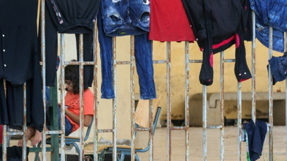 Face aux frappes d'Isra&euml;l, des Libanais du sud se r&eacute;fugient dans des &eacute;coles