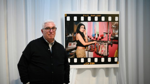 Pai de Amy Winehouse pede na justi&ccedil;a dinheiro da venda de roupas da filha