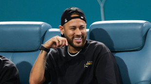 Neymar hace primer lanzamiento en el arranque del béisbol en Miami