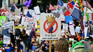 "No a los reyes", el lema de las masivas protestas contra Trump en EEUU