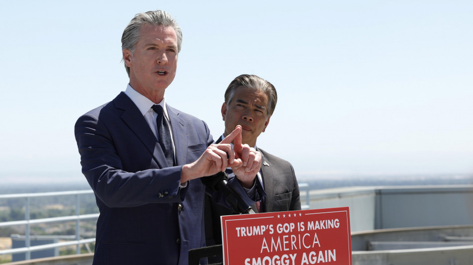 Governatore California, 'la democrazia è sotto attacco'