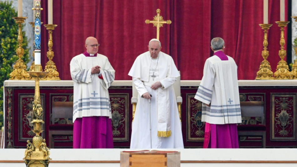 El papa Francisco da su &uacute;ltimo adi&oacute;s a Benedicto XVI ante miles de fieles