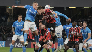 Il Napoli risponde all'Inter: 2-1 al Milan al Maradona
