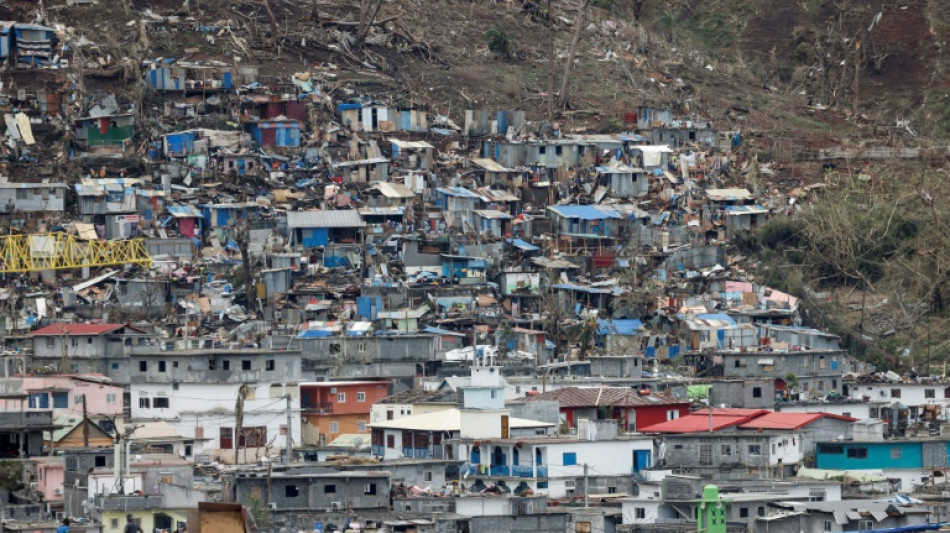 "Mayotte est morte": dans un quartier pr&eacute;caire de l'&icirc;le, ruines et d&eacute;solation
