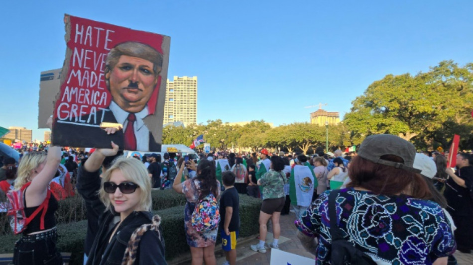 'N&atilde;o vamos embora': Latinos protestam contra deporta&ccedil;&otilde;es de Trump